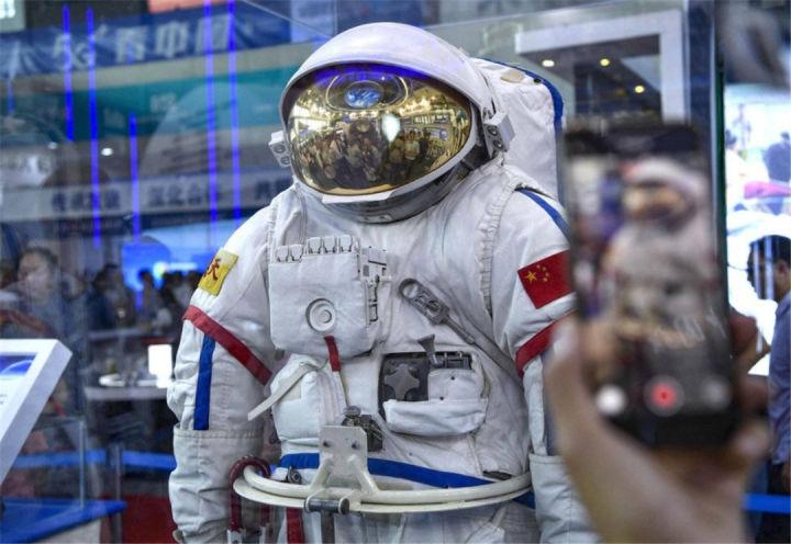 中国空间站航天员出舱,身穿3000万航天服,为啥不带回地球?