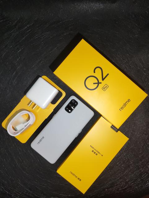 realme q2i