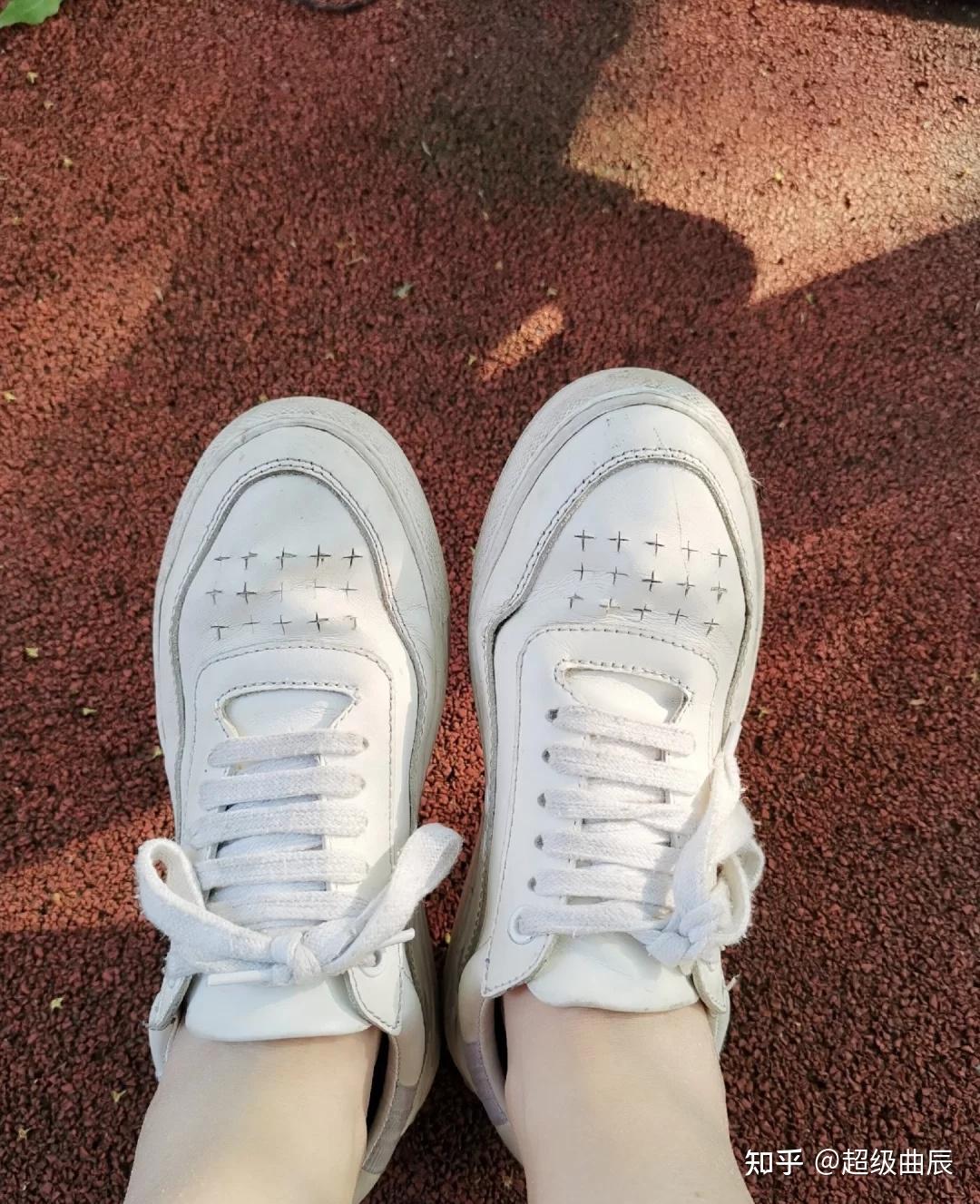 夏天很多女生光脚穿运动鞋不会臭脚吗