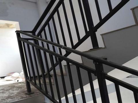 楼梯扶手是锌钢的好还是铝合金的好?