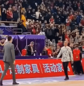 马布里觉得不对劲立马转身回来找杜峰说理,被裁判和其他人拉住