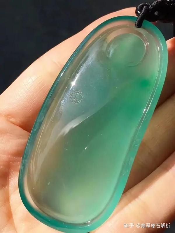 精品莫西沙翡翠原石高冰种晴底做出的观音大牌,优雅十足