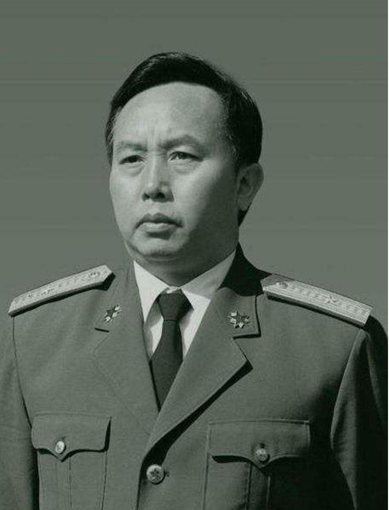 1990年,何其宗的老师长董占林退役,何其宗晋升中将,后任南京军区副