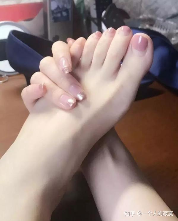 女孩子是脚小的脚型都好看?