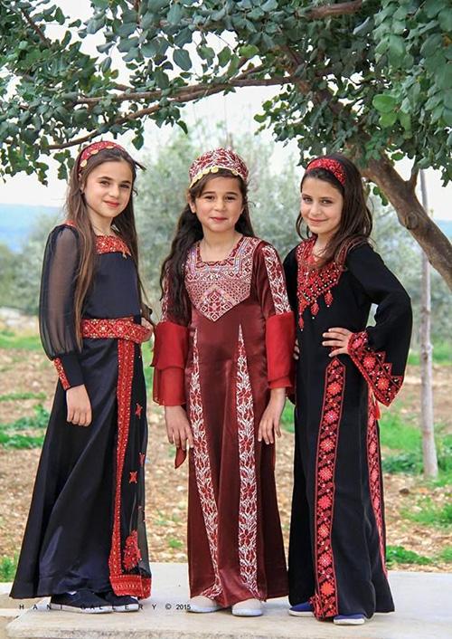 正文 在12月3日的约旦首都安曼,孩子们穿着巴勒斯坦农民的传统服饰