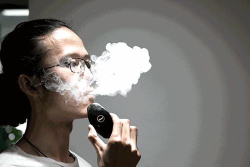 而每天吸烟20支以上的人与不吸烟者相比,患白内障的可能性要高2倍.