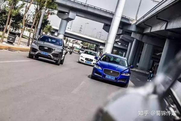 着双排扣反驳头套装的英伦肌肉男——捷豹新款f-pace