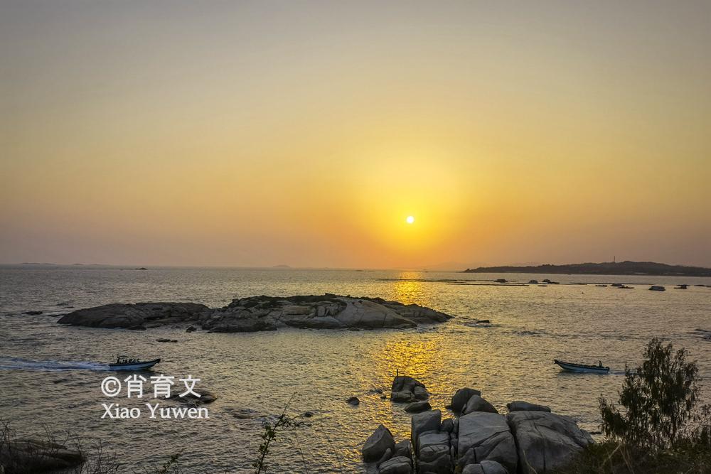 汕尾红海湾遮浪半岛一边巨浪滔天一边风平浪静天蓝海也蓝