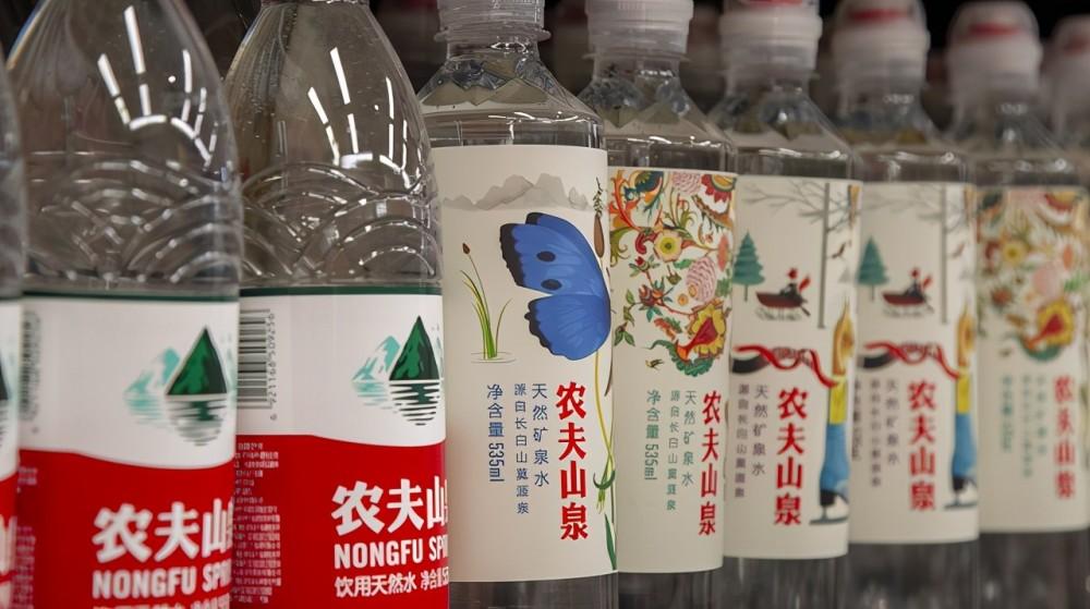农夫山泉的广告词中宣称,拂晓白桃来自日本福岛,但其产品配料表显示
