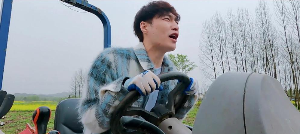 张艺兴拿到拖拉机驾驶证李荣浩为何躺枪能怪李荣浩吗