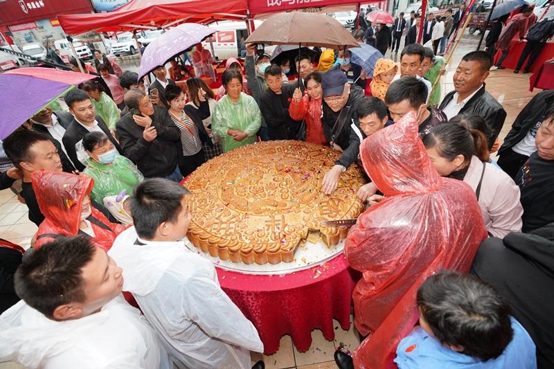 市民共享超大月饼,西部车城"风雨二十载双节惠三秦"购车节