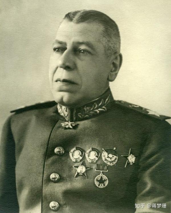 沙波什尼科夫身着1943年版元帅服,但1945年3月26日他就因为长期过劳成