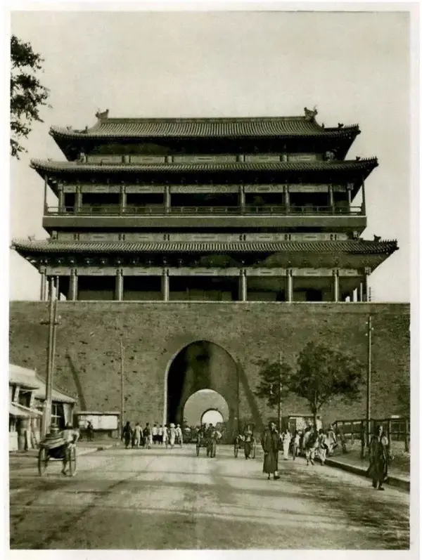 1920年,崇文门外大街,瓮城城台上的箭楼没能恢复,进出城只能走箭楼城