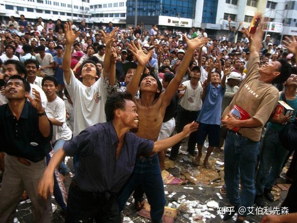 1998年5月14日,在印尼雅加达参加骚乱暴动的人群