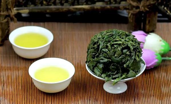 铁观音茶质高,独具风韵,素有"茶中之王","绿叶镶红边,七泡有余香"之誉