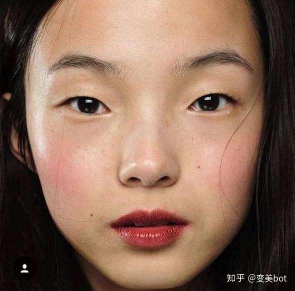 现在亚裔国际超模都流行宽眼距比如雎晓雯,所以对于宽眼距的问题姐妹