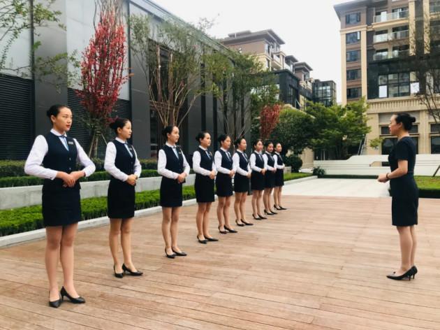 这群四川邦泰物业人有着另外一个神秘身份