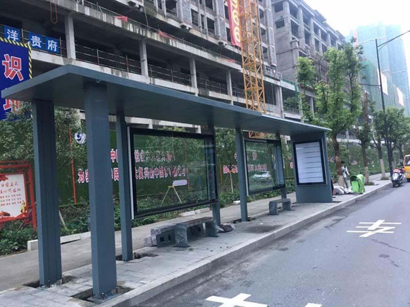 湖北十堰新建乡镇候车亭,公交站亭颜色深沉内敛