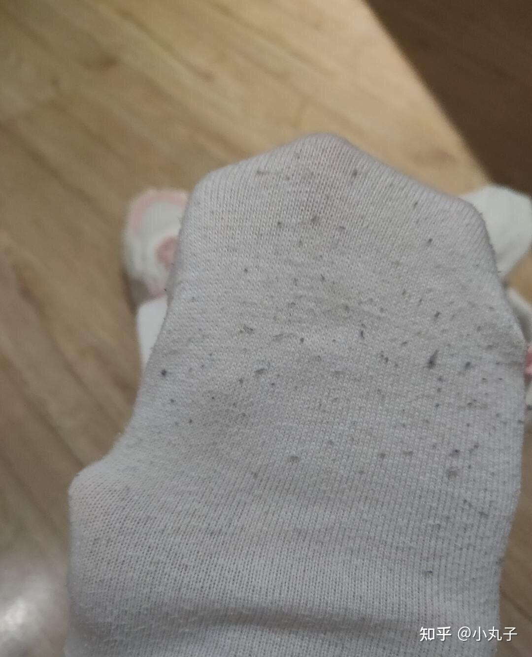 穿白色袜子但是白色袜子脚底容易发黄每次脱袜子看到黄色会很恶心怎么