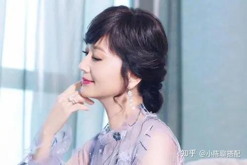 女人如果还没到60岁,这3款"大妈发型"尽量别留,会显老