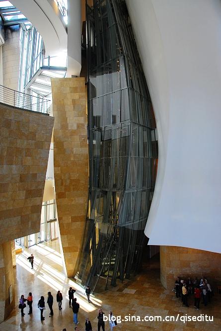 展馆内部的采光,不同于传统博物馆的人工灯光,毕尔巴鄂古根海姆博物