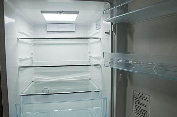 冰箱里霜太多难清理?只需一盆热水,10分钟自动清理得干干净净!