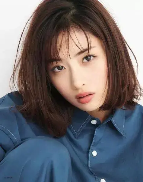最突出的特点就是 棱角分明的下颌,部分方脸女生会 颧骨偏高