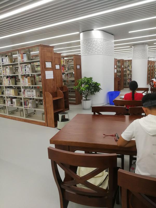 我们以前想看书除了自己买就是去温江区图书馆和省图书馆借,挺麻烦的.