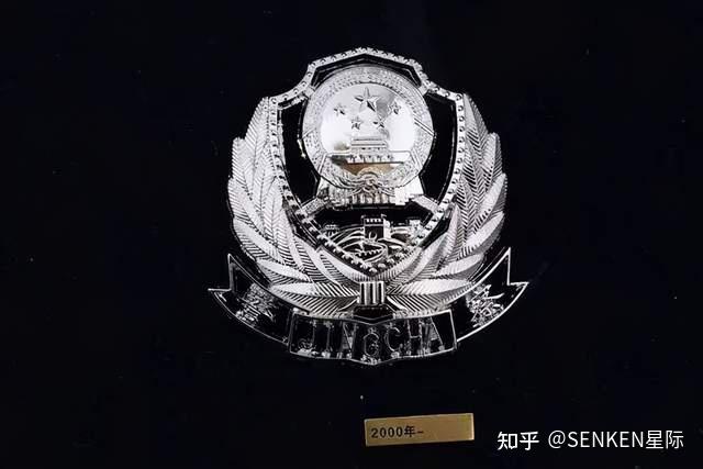 上有"警察"及拼音字母"jingcha,整个帽徽颜色改为银白色,并镂空,由