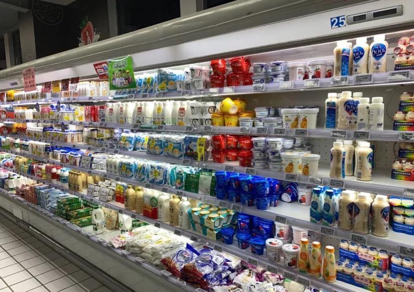 中国大部分年轻人到超市不买酸奶代替品奶茶火爆程度给市场更多新启示