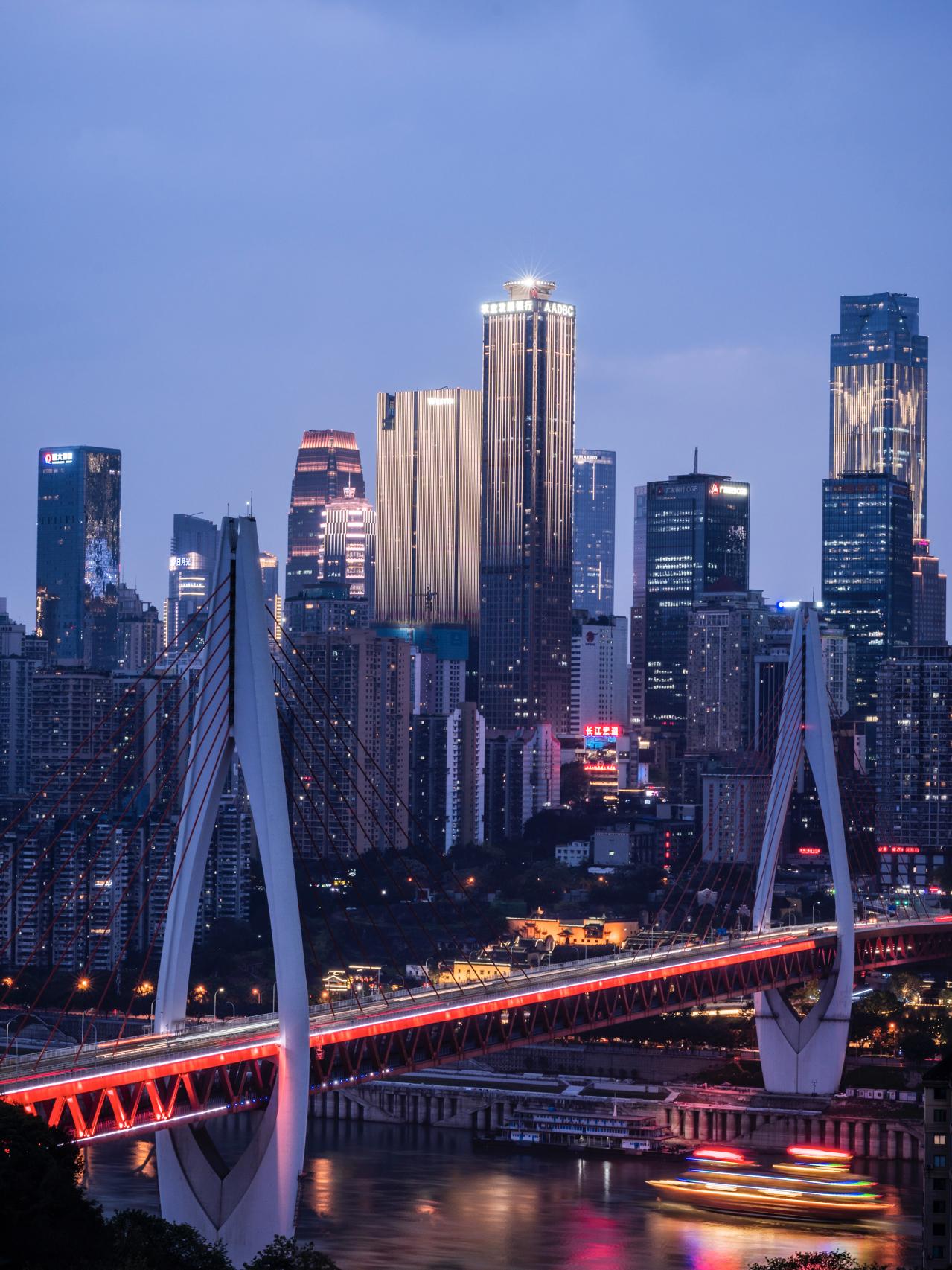 为什么年轻人都喜欢去重庆旅游,食济良带你揭秘,穷游首选目的地