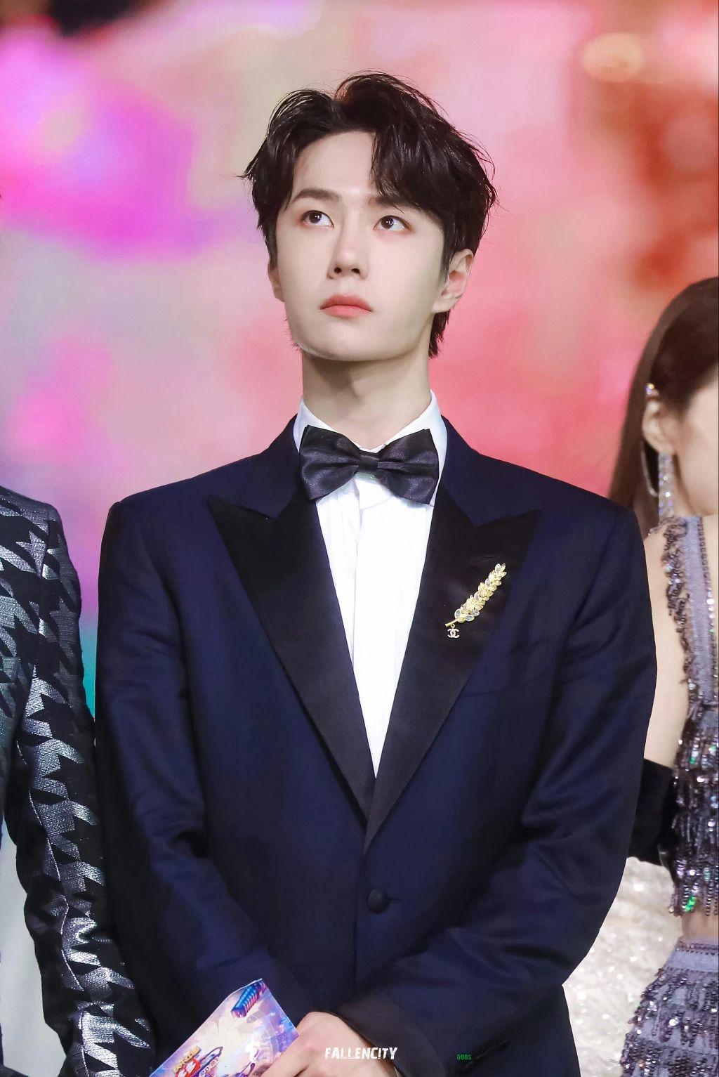 王一博壁纸:你是世间最可爱的星星,我爱了整个宇宙只为和你碰头