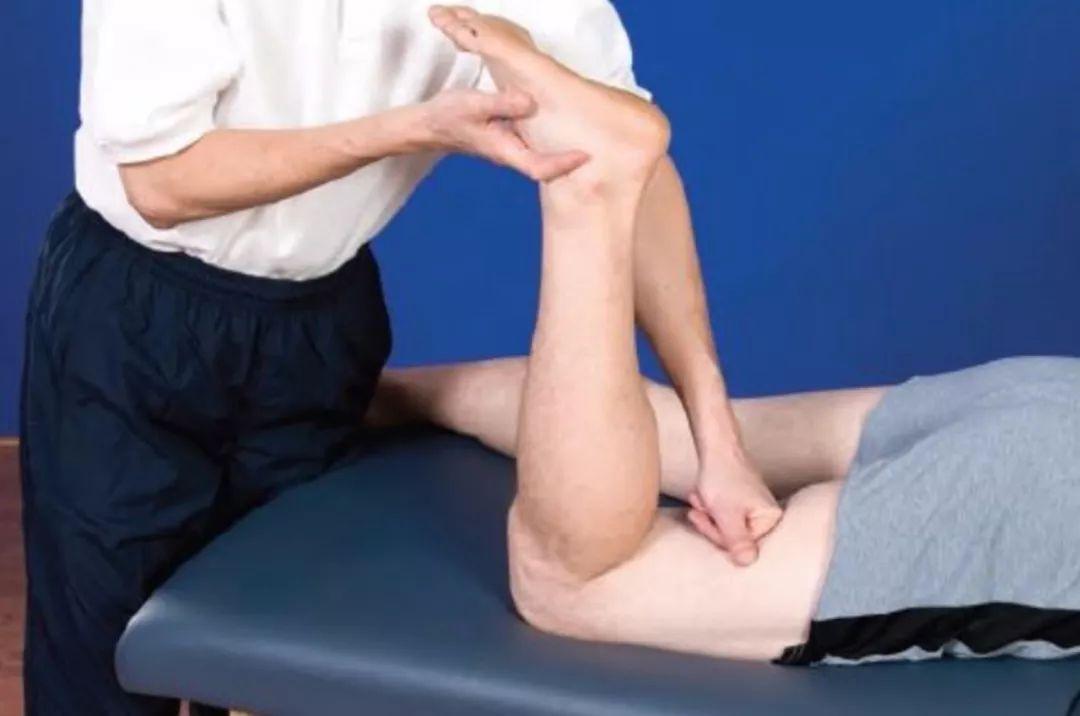 第2步:保持锁定的同时,让被按摩者缓慢伸展膝关节以拉伸 腘绳肌.