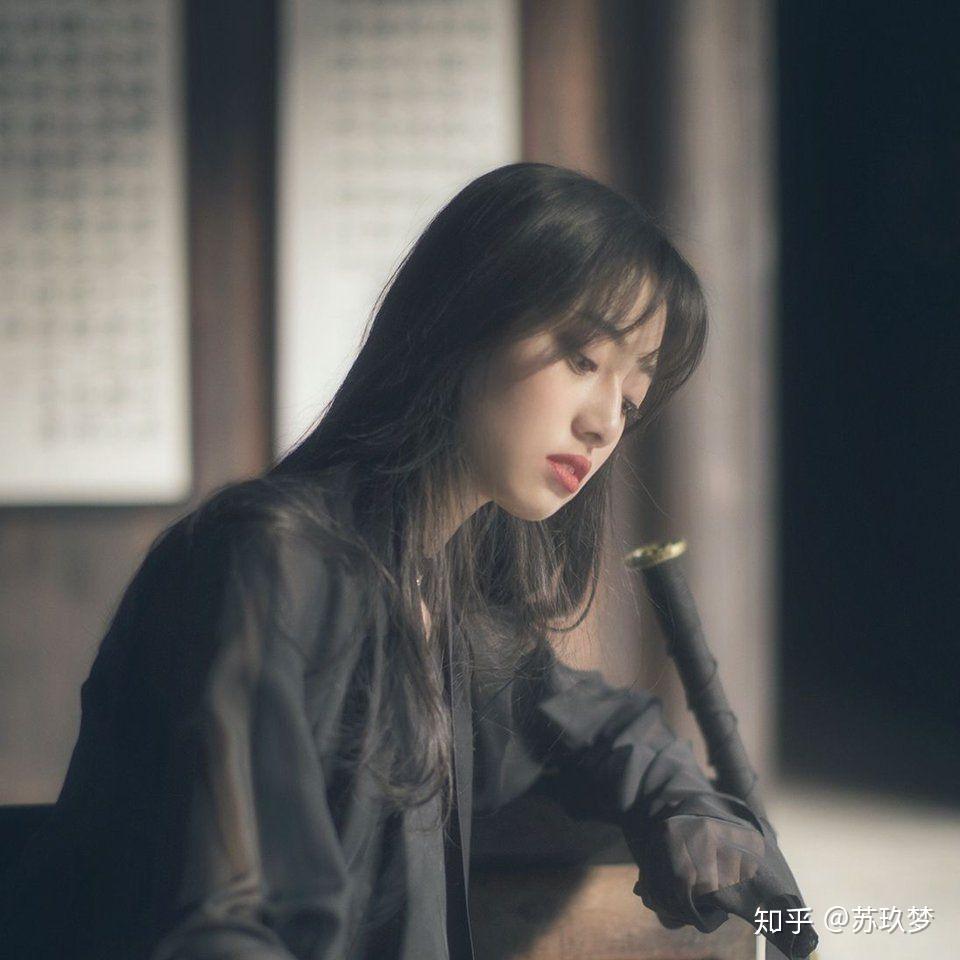 有哪些类似这种蹲着并且酷酷的女生头像
