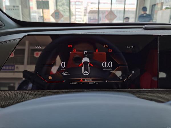 全系车型仪表盘均采用10.3寸全液晶屏幕,有三种显示主题可选.