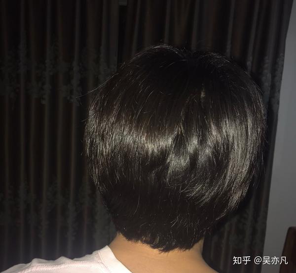 后面扎了个辫子然后一刀剪掉 现在枕骨区头发被我剪的和狗啃一样 请问