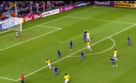 2006年世界杯小组赛第三场面对日本,罗纳尔多梅开二度,他也以14粒进球