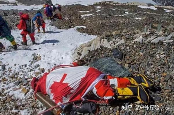 被人裹上加拿大国旗的珠峰遇难者.图片来源:emgn.com