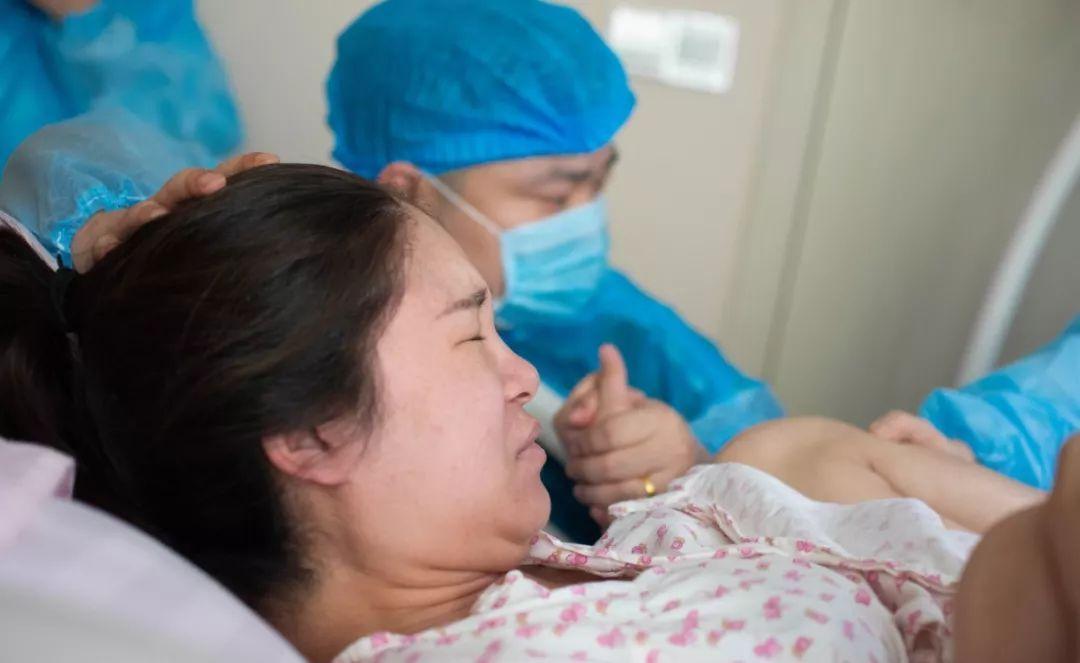 医院的产房里,三类产妇倍受医生护士喜爱,孩子生得快妈妈少受罪