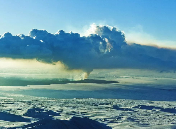 这些火山灰经过化学反应后形成 硫酸盐气溶胶,可在平流层中停留 1-2