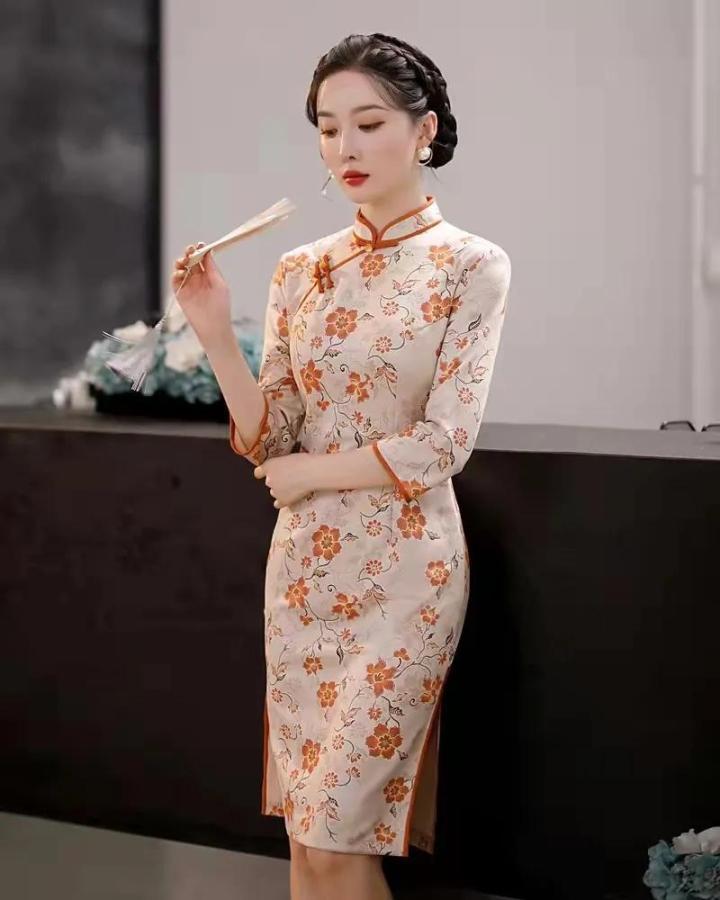 将其独特的魅力显露中长款旗袍也能穿得很好看显得自信又美丽