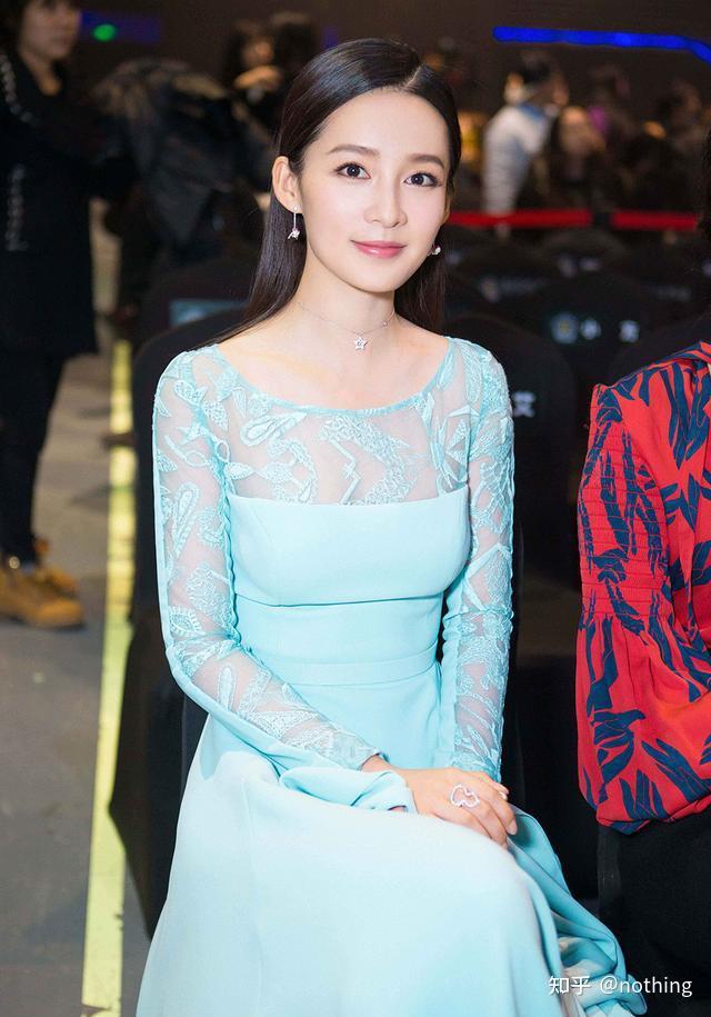 李沁镂空裙勒出曲线感紧身衣配烟管裤大秀完美身材曲线这也太撩了