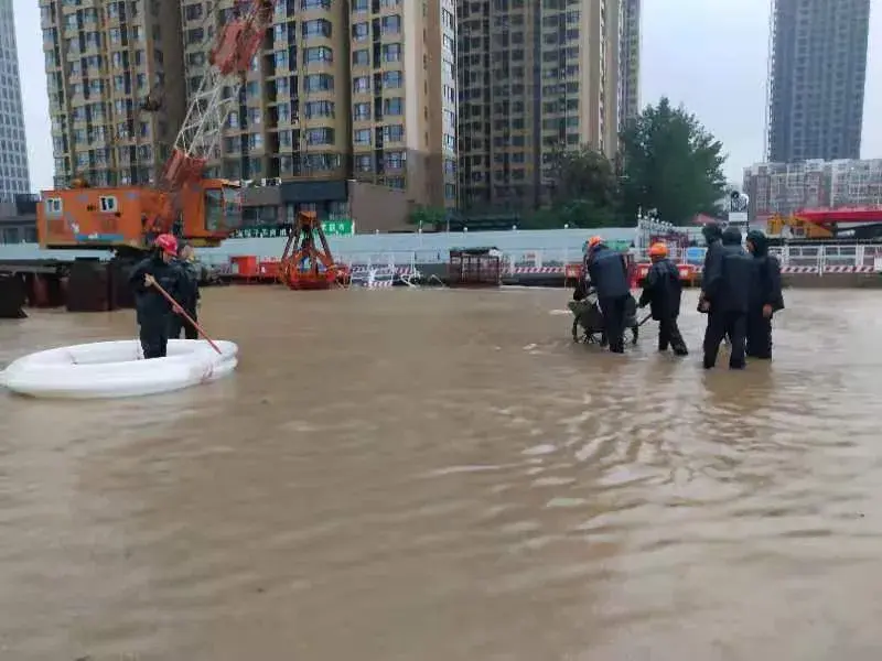 河南遭遇大暴雨郑州市民自发提供免费食宿救助高校开门让受困社会车辆