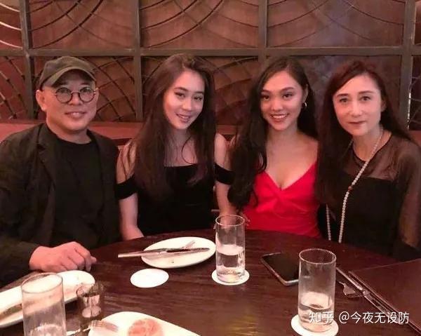 从他们结婚后,利智就销声匿迹,坦然做起了李连杰背后呐女人.