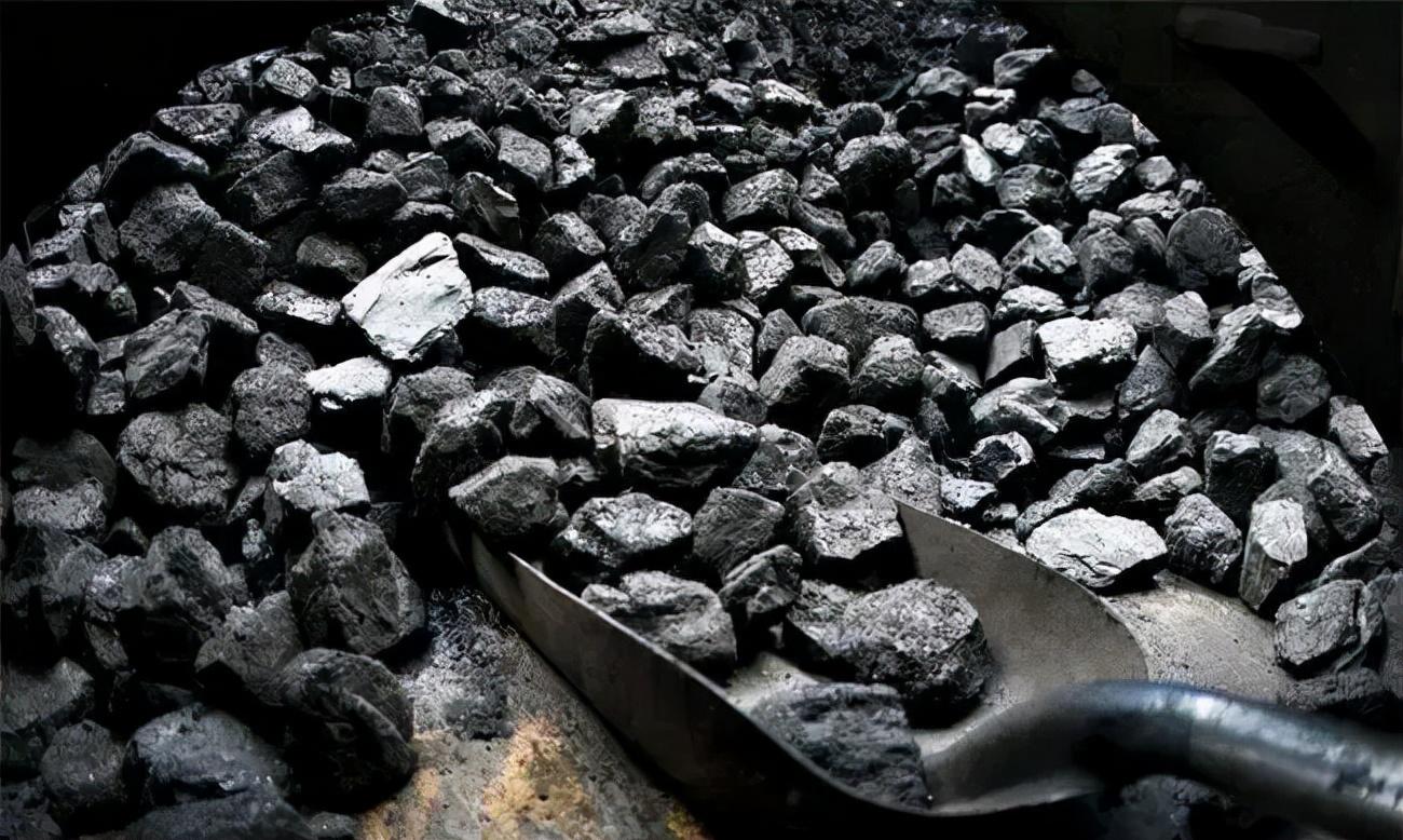 之所以要用水清洗,是因为刚从地下开采出来的煤炭叫原煤,杂质多,材质