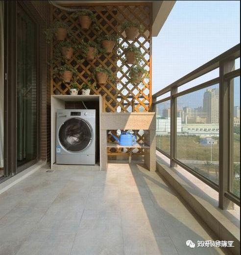 如果是露台空间,一般采用纯石材或者砖砌,或者防腐木定制的做法