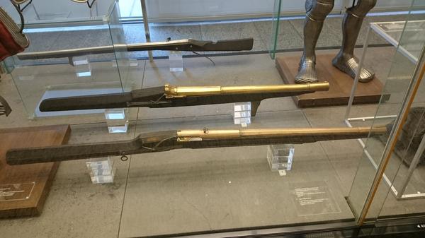 16世纪欧陆亦存在一种重型火绳枪musket,被称作"钩枪"harquebus和"