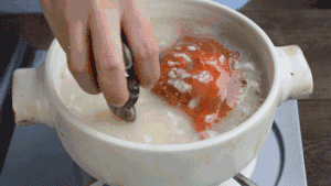 排骨鱿鱼粥里的鱿鱼,韧劲十足,越嚼越香,而排骨却炖得极其酥烂,轻轻