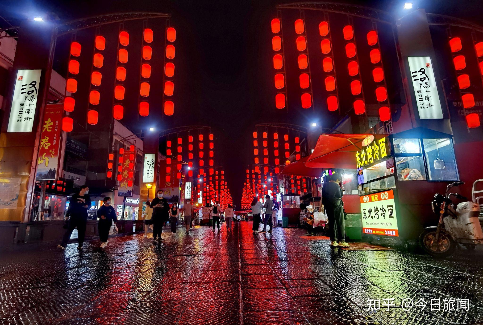 洛阳老城十字街恢复雨夜中的美食街尽显别样风情诱香使人馋涎