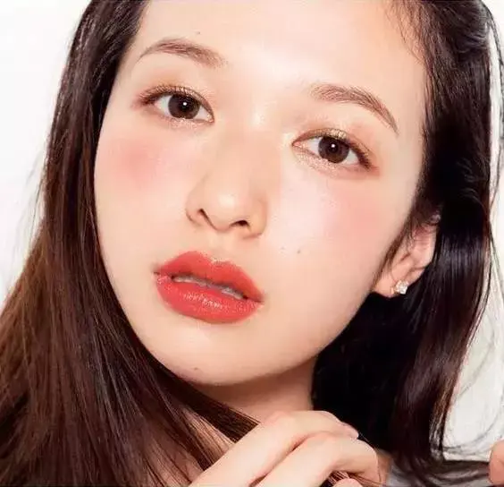 然后用手指轻轻 晕开到眼周泛出红晕,营造一种楚楚可怜的萌态又似少女